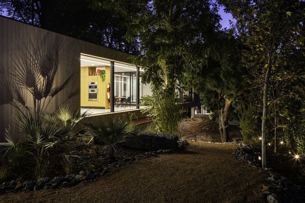 Bridge House Nestled in Nature in Los Angeles by Dan Brunn Architecture