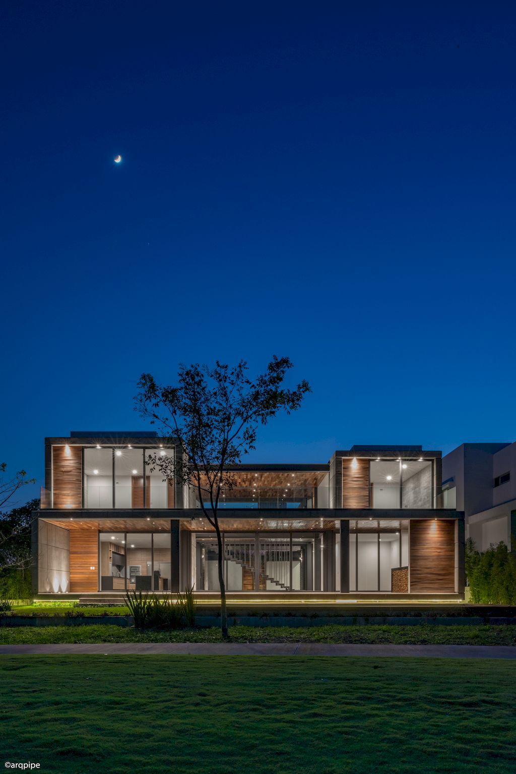 Casa SEKIZ, take form of concrete large set dice by Di Frenna Arquitectos