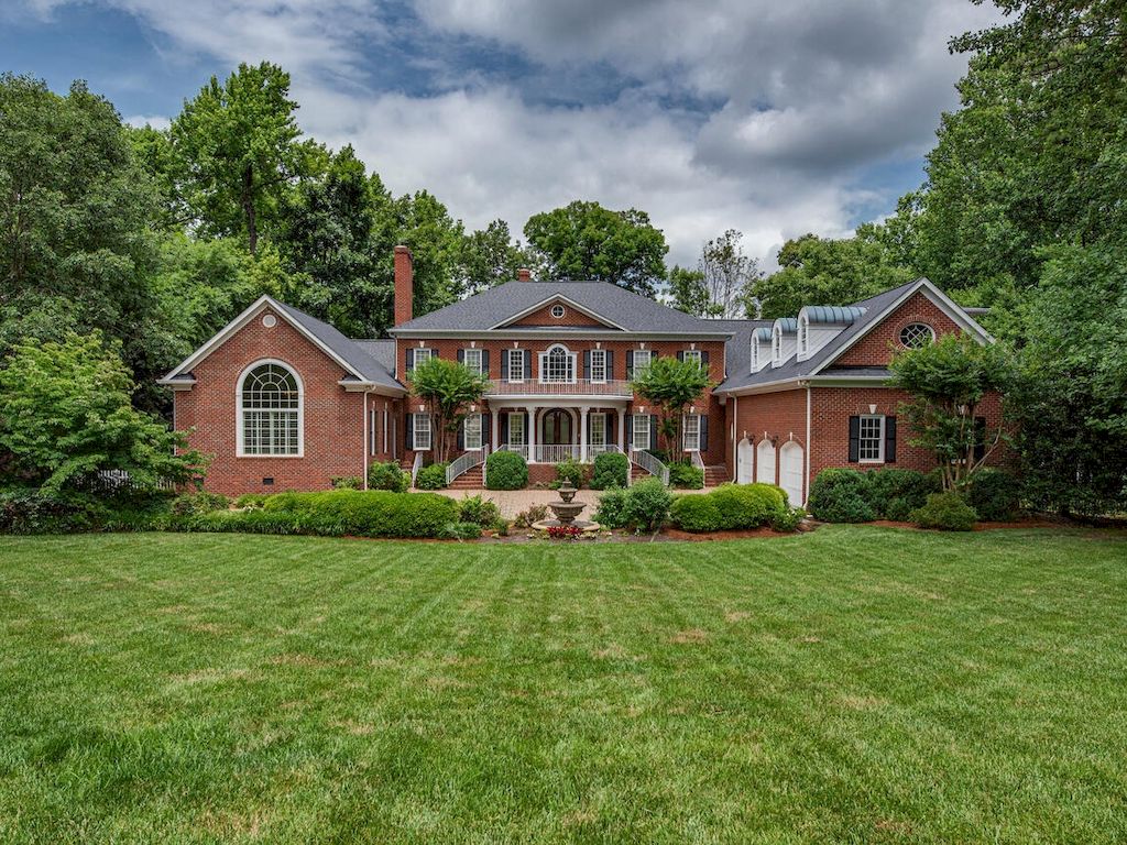 The Classic Georgian Revival Brick Estate is a luxurious home now available for sale. This home located at 151 Easton Dr, Mooresville, North Carolina; offering 05 bedrooms and 08 bathrooms with 10,677 square feet of living spaces.