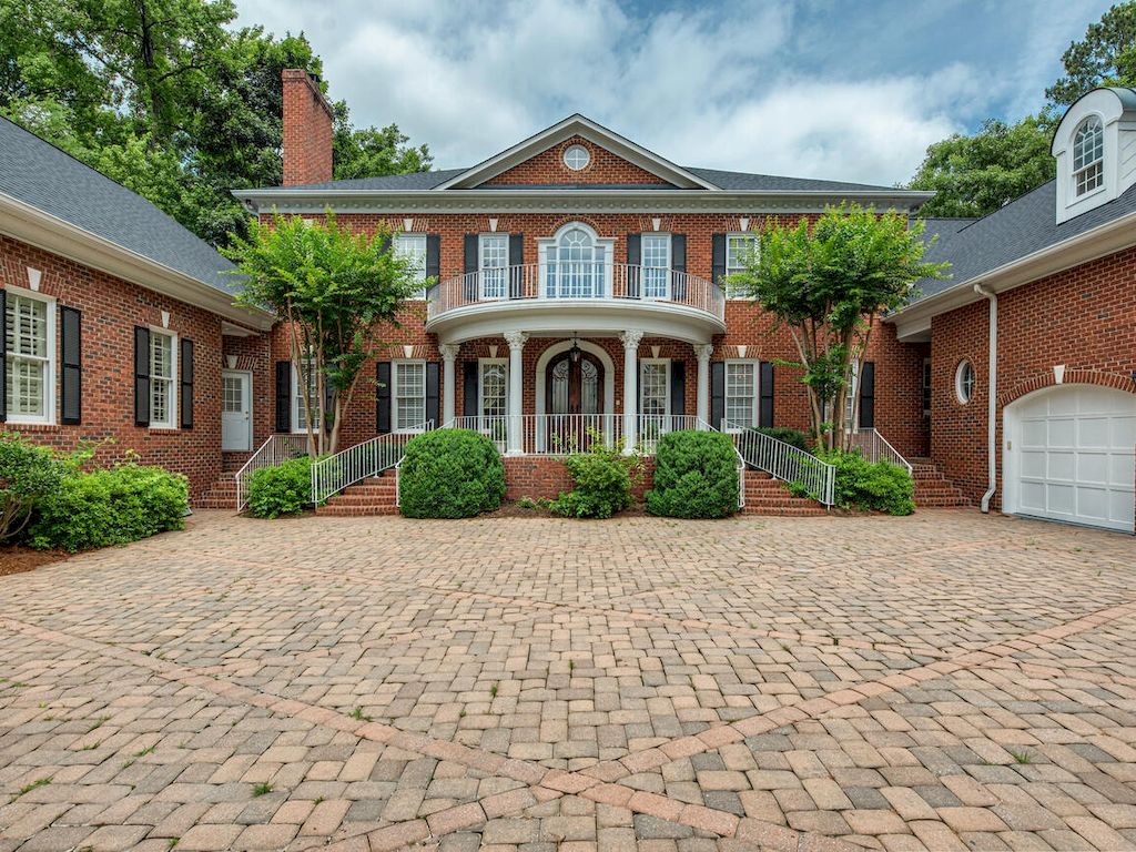 The Classic Georgian Revival Brick Estate is a luxurious home now available for sale. This home located at 151 Easton Dr, Mooresville, North Carolina; offering 05 bedrooms and 08 bathrooms with 10,677 square feet of living spaces.