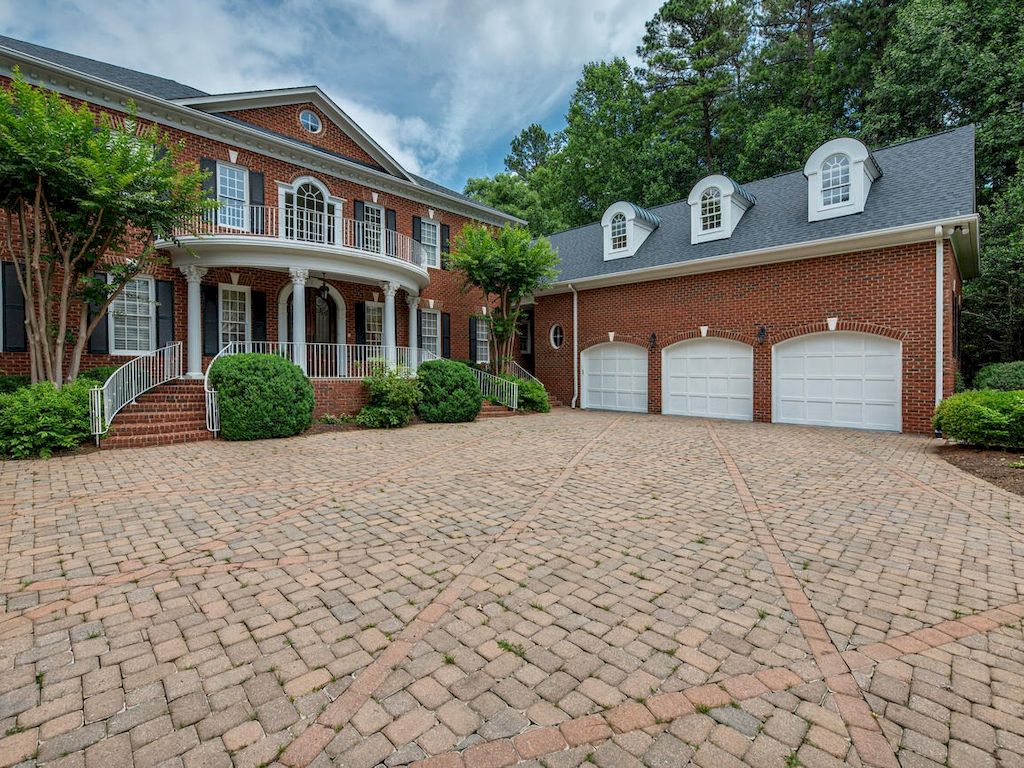 The Classic Georgian Revival Brick Estate is a luxurious home now available for sale. This home located at 151 Easton Dr, Mooresville, North Carolina; offering 05 bedrooms and 08 bathrooms with 10,677 square feet of living spaces.