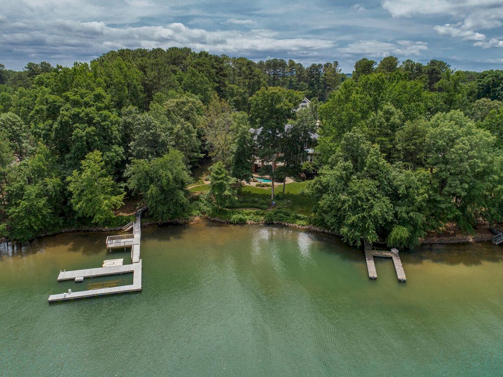 The Classic Georgian Revival Brick Estate is a luxurious home now available for sale. This home located at 151 Easton Dr, Mooresville, North Carolina; offering 05 bedrooms and 08 bathrooms with 10,677 square feet of living spaces.