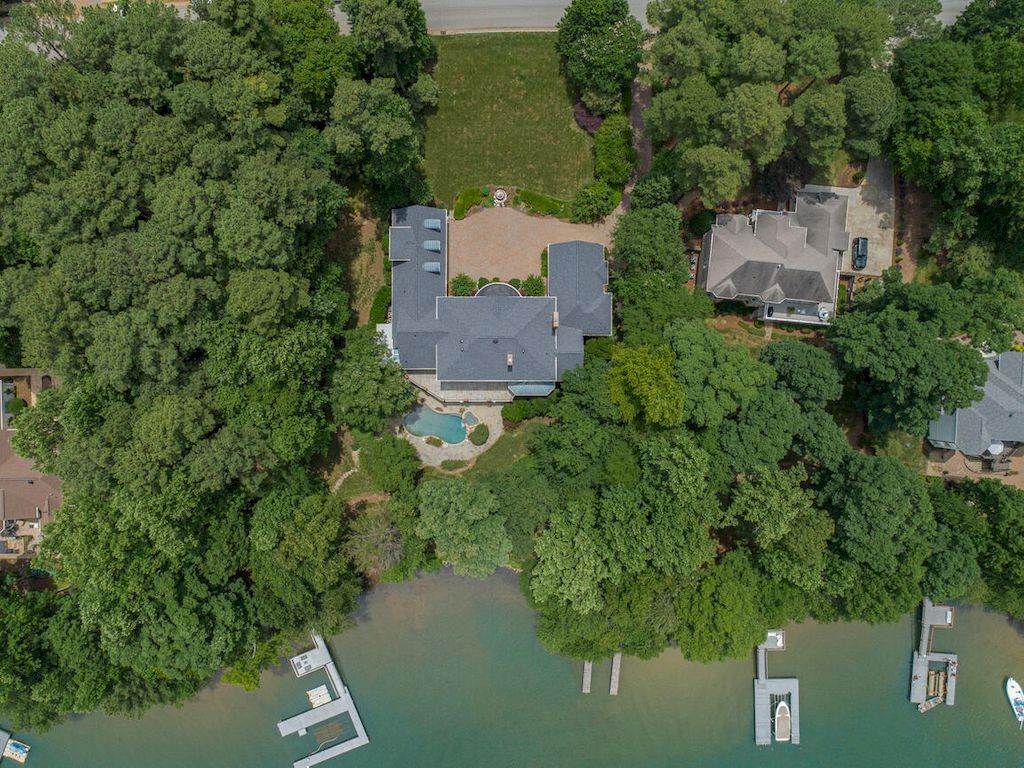 The Classic Georgian Revival Brick Estate is a luxurious home now available for sale. This home located at 151 Easton Dr, Mooresville, North Carolina; offering 05 bedrooms and 08 bathrooms with 10,677 square feet of living spaces.