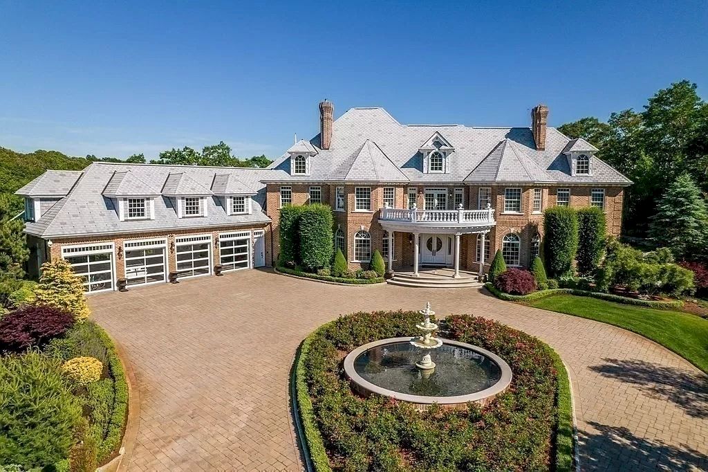 The Extraordinary Estate is a luxurious home now available for sale. This home located at 150 Horseneck Rd, Dartmouth, Massachusetts; offering 05 bedrooms and 05 bathrooms with 12,295 square feet of living spaces.