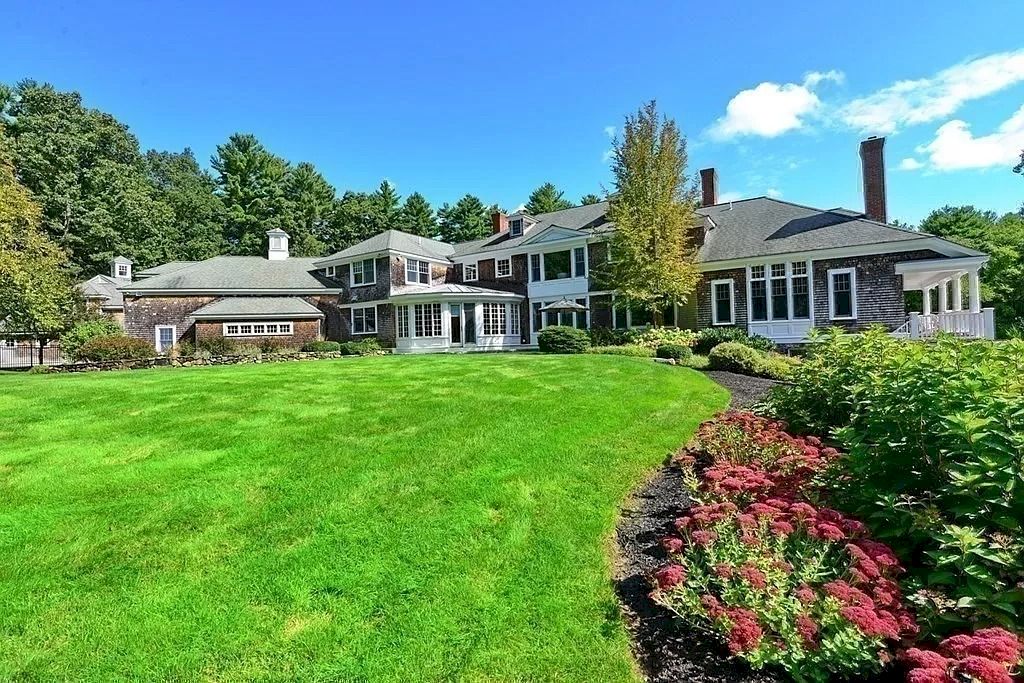 Desire-Privacy-and-Great-Outdoor-Space-in-Massachusetts-This-3695000-Elegant-Custom-Home-is-for-You-4