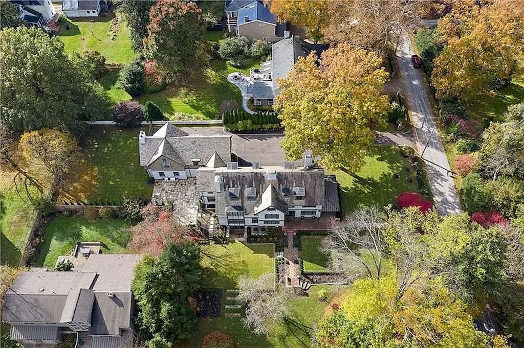 The Home in Pennsylvania is a luxurious home now available for sale. This home located at 330 Shields Ln, Sewickley, Pennsylvania; offering 06 bedrooms and 08 bathrooms with 10,223 square feet of living spaces.