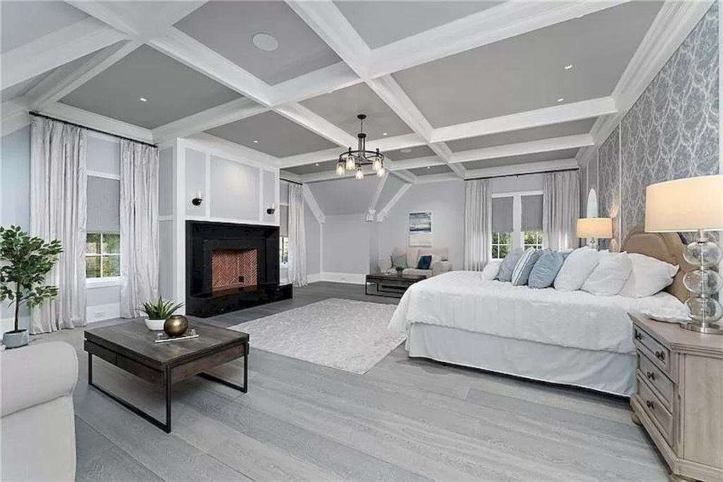 The proper wall décor ideas are crucial in determining the tone you want to create in your grey and white bedroom, which should be a place to rest and relax after a hard day or, in the case of guest bedrooms, a space to make visitors feel at home. In this room, the owner's penchant for serene hues is predominant.