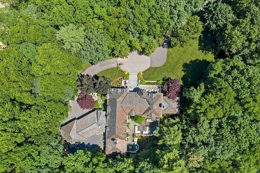 The Exquisite Estate is a luxurious home now available for sale. This home located at 190 Pond Rd, Wellesley, Massachusetts; offering 05 bedrooms and 08 bathrooms with 7,495 square feet of living spaces.