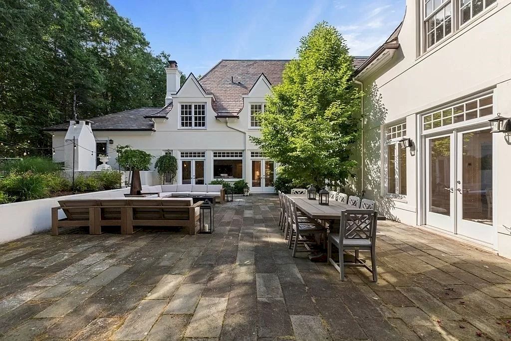 The Exquisite Estate is a luxurious home now available for sale. This home located at 190 Pond Rd, Wellesley, Massachusetts; offering 05 bedrooms and 08 bathrooms with 7,495 square feet of living spaces.