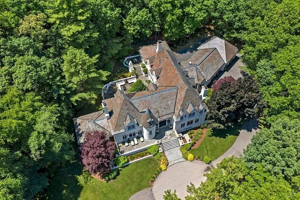 The Exquisite Estate is a luxurious home now available for sale. This home located at 190 Pond Rd, Wellesley, Massachusetts; offering 05 bedrooms and 08 bathrooms with 7,495 square feet of living spaces.