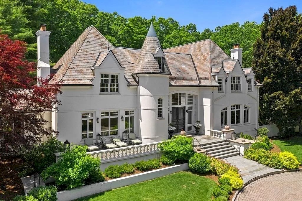 The Exquisite Estate is a luxurious home now available for sale. This home located at 190 Pond Rd, Wellesley, Massachusetts; offering 05 bedrooms and 08 bathrooms with 7,495 square feet of living spaces.