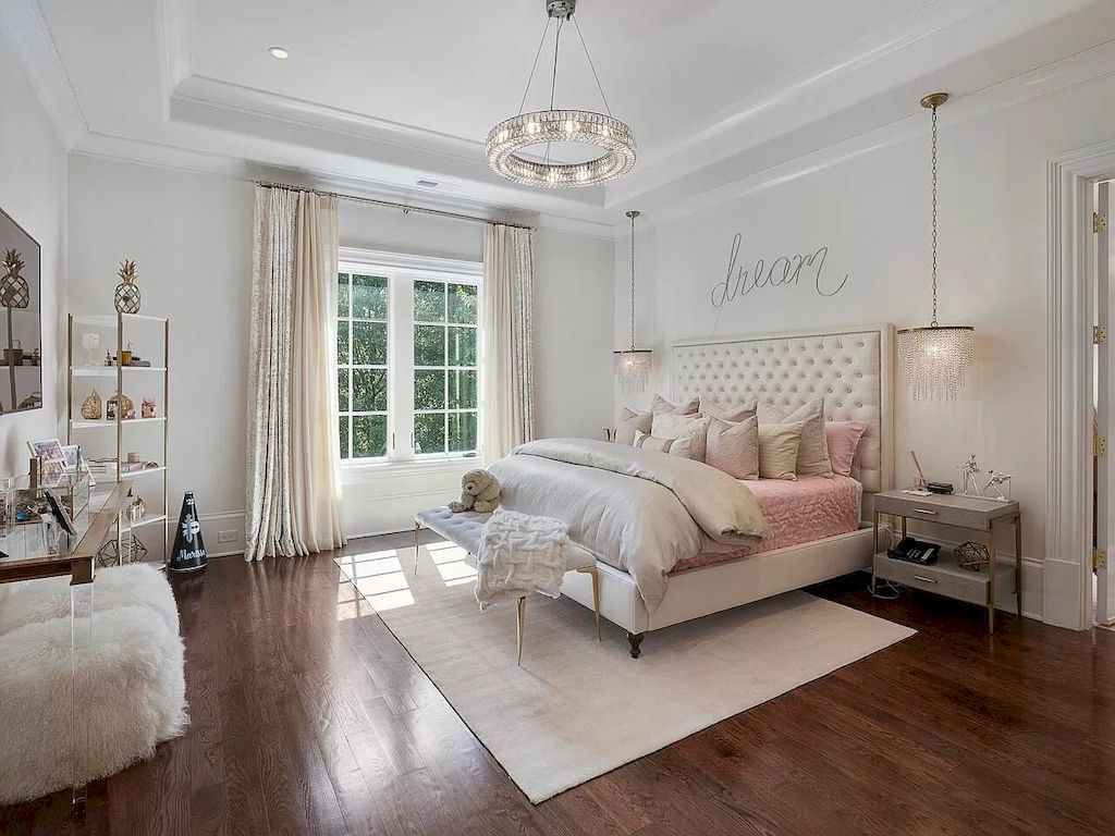 This space is a perfect example of the proverb "less is more." Gray and pink, two serene hues, are used extensively throughout the room. Pendant lights swing from the ceiling to add a little flair. The majority of the interior of the room is covered with rose gold, a hue that blends well with the rest of the furnishings.