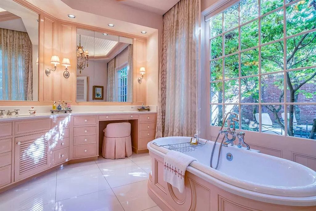 The Tennessee Home is a luxurious home now available for sale. This home located at 4351 Tuckahoe Rd, Memphis, Tennessee; offering 05 bedrooms and 08 bathrooms with around 8,000-8,999 square feet of living spaces.