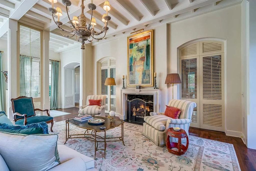 The neutral cream tone in this living room rural reflects the rustic and uncomplicated. Despite the fact that the majority of the room is cream in color, the designer effectively incorporated several design approaches to break up the monotony, such as creating the main door and adding a striped pattern to the sofa. The rest of the contrast in the living room is made up of bright colors and soft, smooth materials.