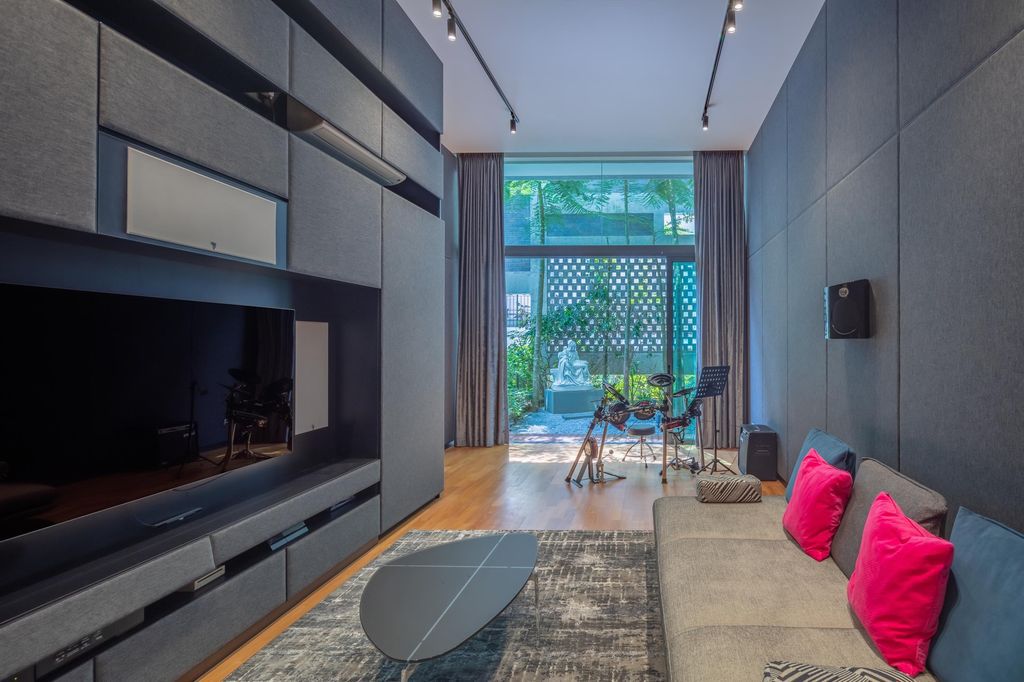 A dash of color may make black, which gives refinement to a space, more vibrant. This sophisticated black living room demonstrates how to use pink and black to add a touch of glitz and femininity to a place.