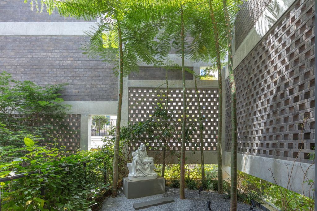Green-Revelation-House-Enveloped-by-Lush-Gardens-by-HYLA-Architects-12