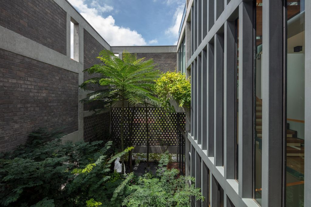 Green-Revelation-House-Enveloped-by-Lush-Gardens-by-HYLA-Architects-14
