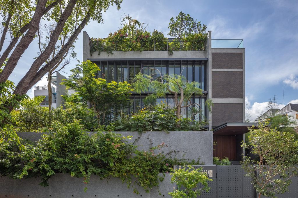 Green-Revelation-House-Enveloped-by-Lush-Gardens-by-HYLA-Architects-2