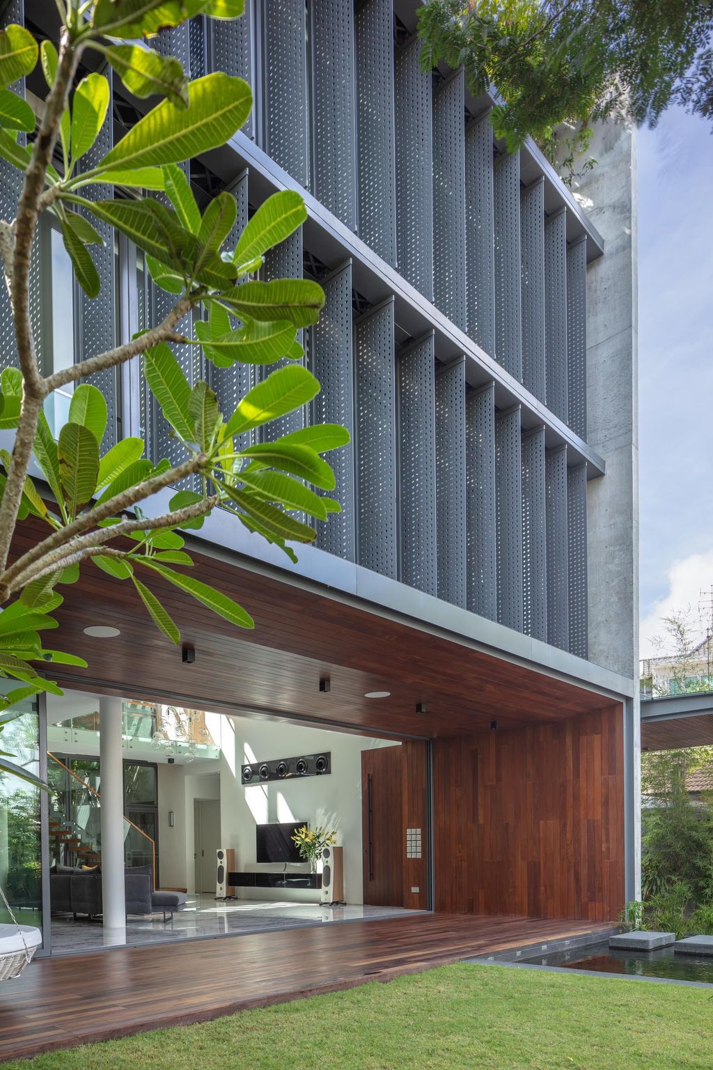 Green-Revelation-House-Enveloped-by-Lush-Gardens-by-HYLA-Architects-5