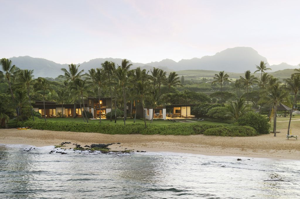 Hale Nukumoi Beach Retreat in Hawaii, US by Walker Warner Architects