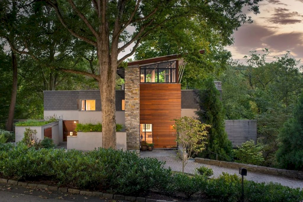 The Contemporary Marvel is a luxurious home now available for sale. This home located at 640 Gate House Ln, Philadelphia, Pennsylvania; offering 04 bedrooms and 05 bathrooms with 4,354 square feet of living spaces