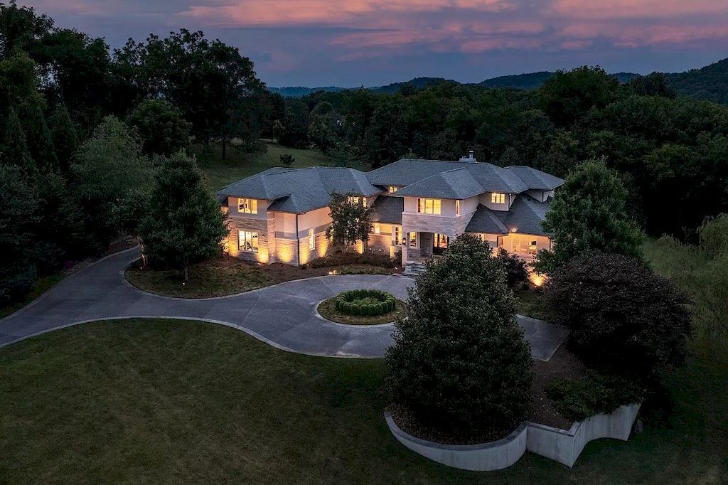 The Tennessee Home is a luxurious home now available for sale. This home located at 144 Steeplechase Ln, Nashville, Tennessee; offering 06 bedrooms and 09 bathrooms with 8,435 square feet of living spaces.