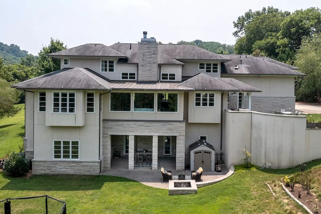 The Tennessee Home is a luxurious home now available for sale. This home located at 144 Steeplechase Ln, Nashville, Tennessee; offering 06 bedrooms and 09 bathrooms with 8,435 square feet of living spaces.