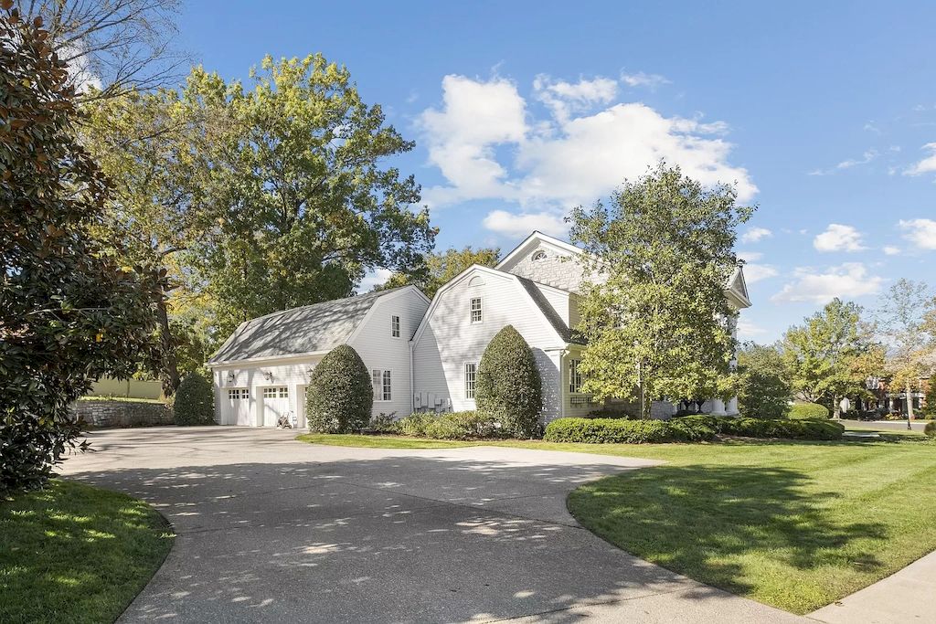 The Tennessee Home is a luxurious home now available for sale. This home located at 36 Northumberland, Nashville, Tennessee; offering 04 bedrooms and 05 bathrooms with 5,901 square feet of living spaces.