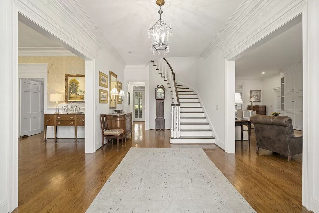 The Tennessee Home is a luxurious home now available for sale. This home located at 36 Northumberland, Nashville, Tennessee; offering 04 bedrooms and 05 bathrooms with 5,901 square feet of living spaces.