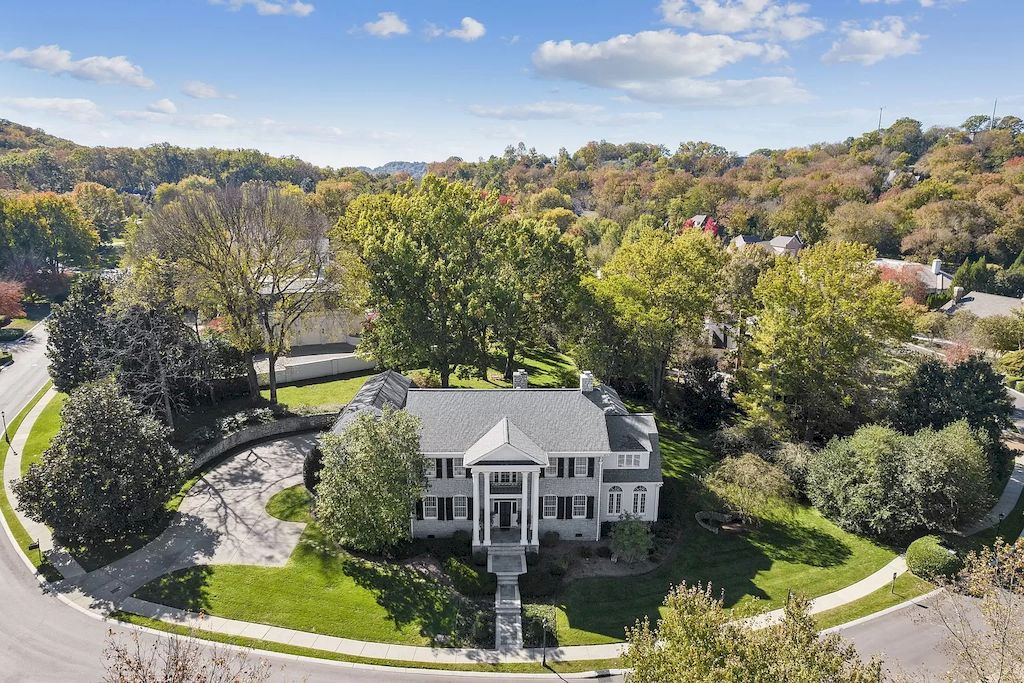 The Tennessee Home is a luxurious home now available for sale. This home located at 36 Northumberland, Nashville, Tennessee; offering 04 bedrooms and 05 bathrooms with 5,901 square feet of living spaces.