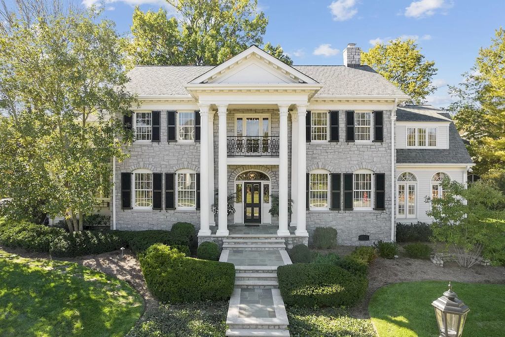 The Tennessee Home is a luxurious home now available for sale. This home located at 36 Northumberland, Nashville, Tennessee; offering 04 bedrooms and 05 bathrooms with 5,901 square feet of living spaces.