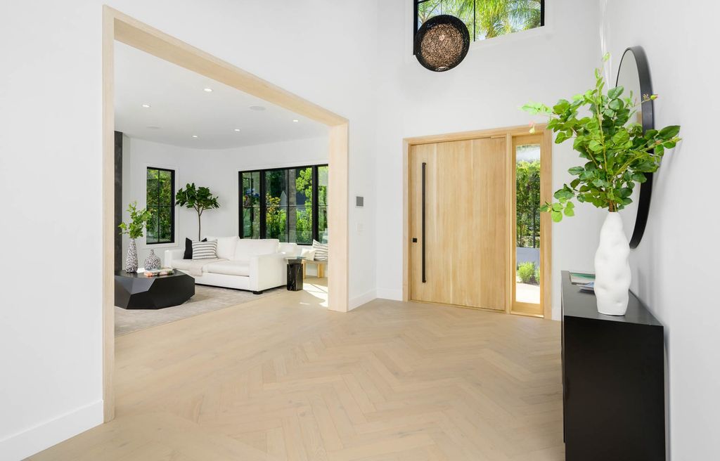 The Home in Encino is a stunning residence has Private gates and well manicured landscaping with towering palm trees now available for sale. This home located at 4640 Alonzo Ave, Encino, California