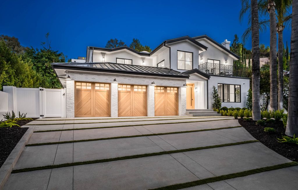 The Home in Encino is a stunning residence has Private gates and well manicured landscaping with towering palm trees now available for sale. This home located at 4640 Alonzo Ave, Encino, California