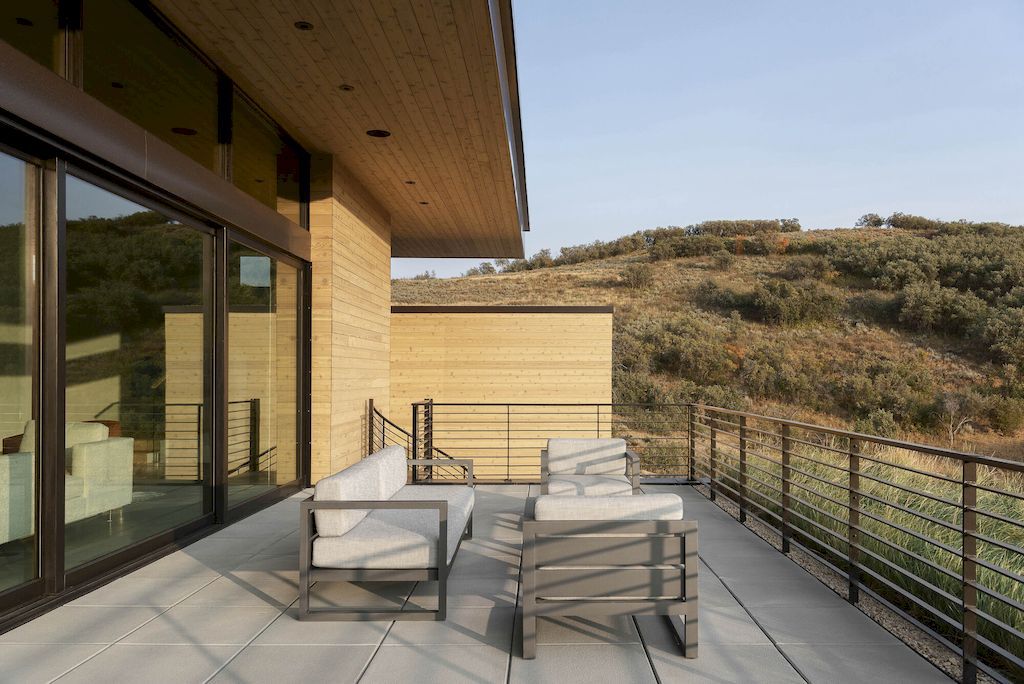 Silver Summit Integrated Perfectly into the Landscape by Imbue Design