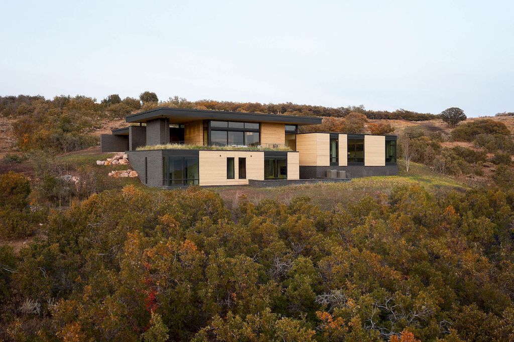 Silver Summit Integrated Perfectly into the Landscape by Imbue Design