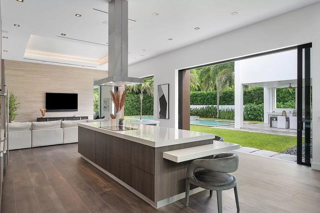 Stunning-Contemporary-Custom-Home-with-Expansive-Private-Courtyard-for-Sale-at-5750000-18