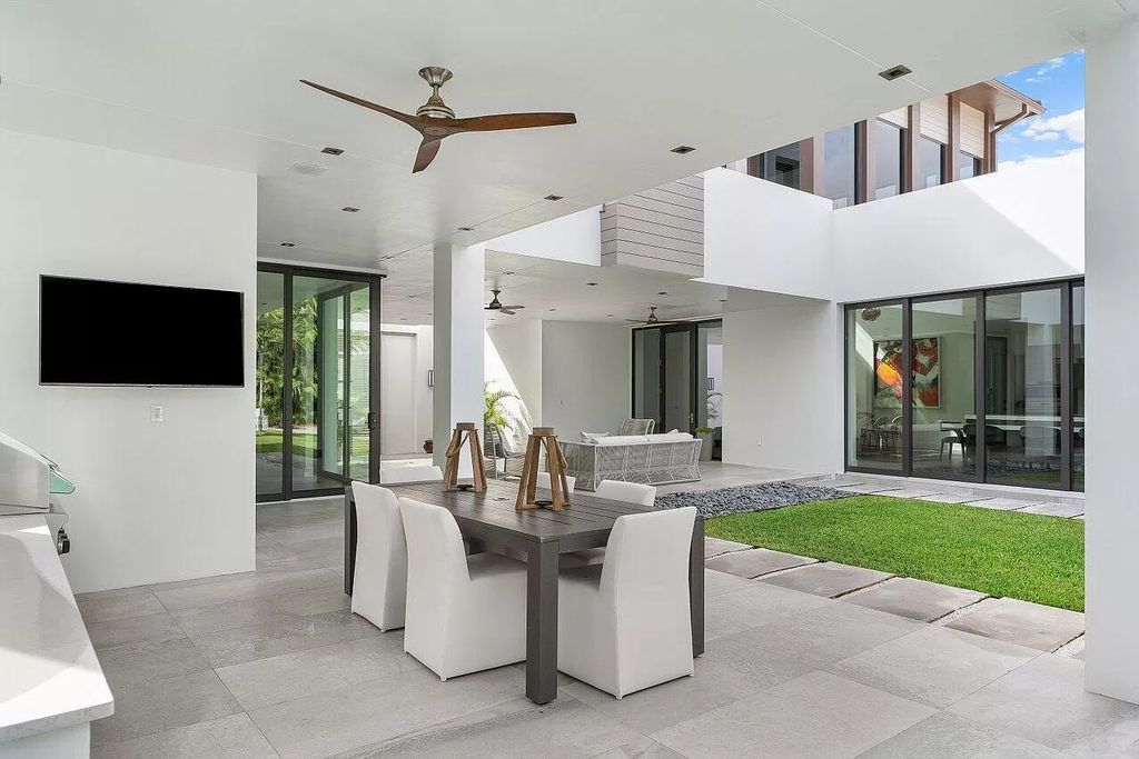 Stunning-Contemporary-Custom-Home-with-Expansive-Private-Courtyard-for-Sale-at-5750000-4