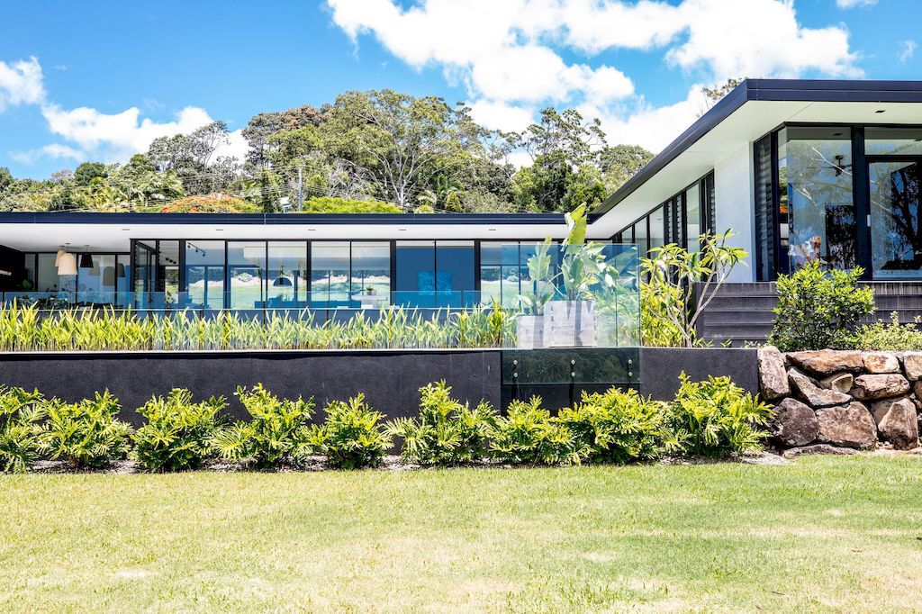 The Doonan Glasshouse, a resort-style residence by Sarah Waller Design