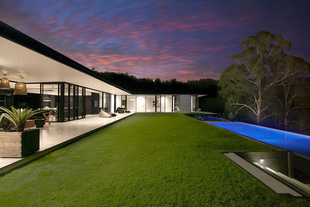 The Doonan Glasshouse, a resort-style residence by Sarah Waller Design