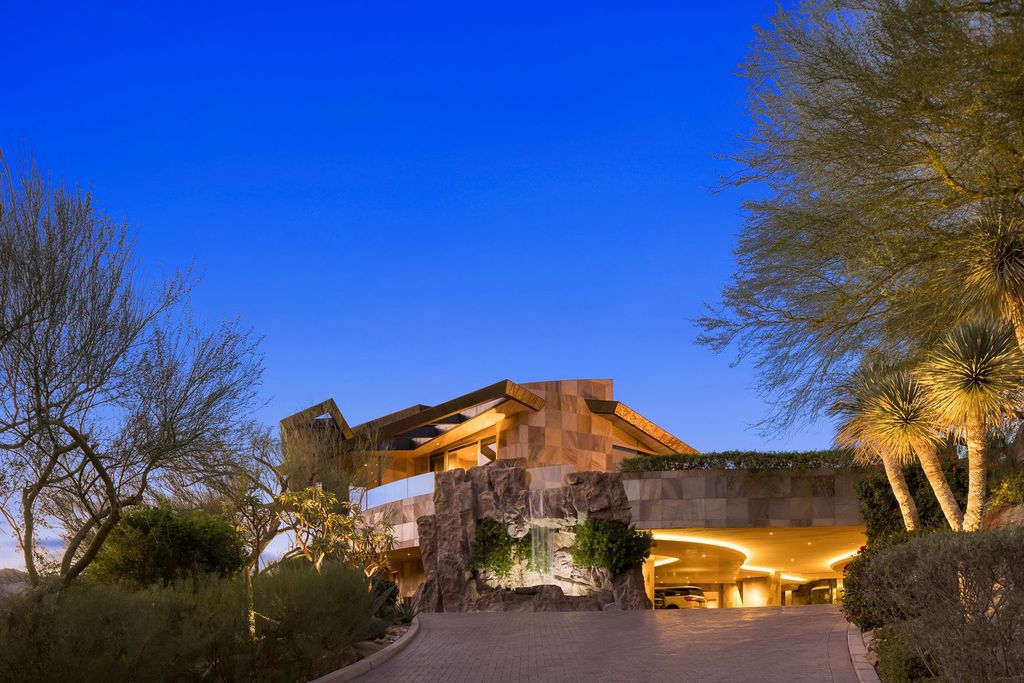 The-Most-Spectacular-Mansion-in-Palm-Desert-with-Quintessential-Living-Spaces-Asking-49500000-25