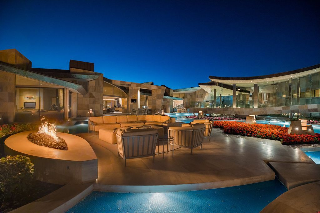 The-Most-Spectacular-Mansion-in-Palm-Desert-with-Quintessential-Living-Spaces-Asking-49500000-31