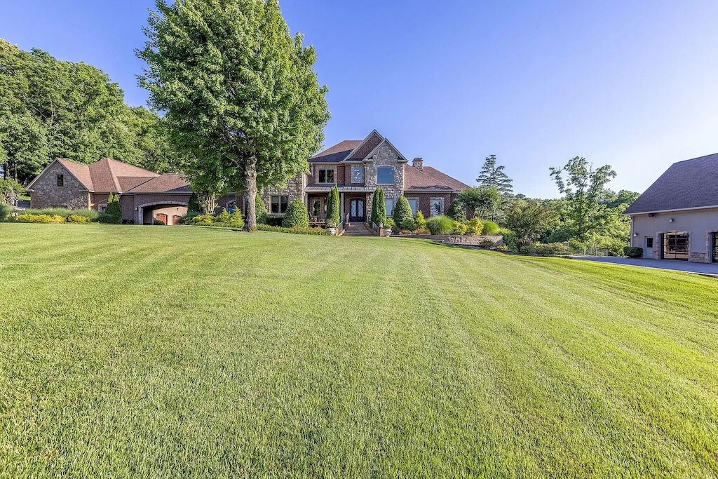 The Tennessee Home is a luxurious home now available for sale. This home located at 4113 Murfreesboro Rd, Franklin, Tennessee; offering 05 bedrooms and 09 bathrooms with 10,457 square feet of living spaces.