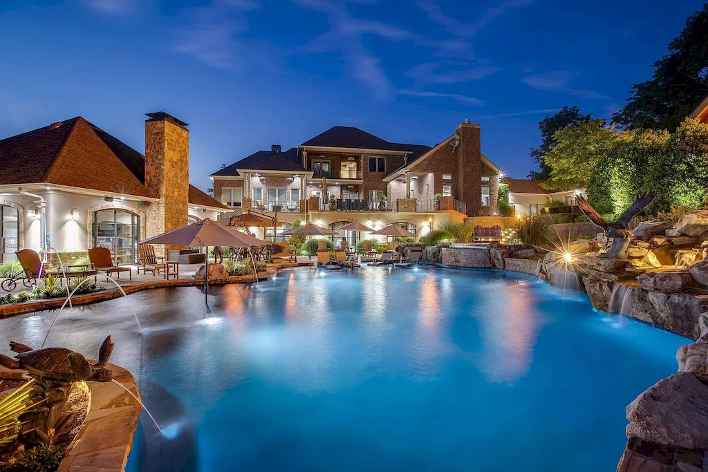 The Tennessee Home is a luxurious home now available for sale. This home located at 4113 Murfreesboro Rd, Franklin, Tennessee; offering 05 bedrooms and 09 bathrooms with 10,457 square feet of living spaces.