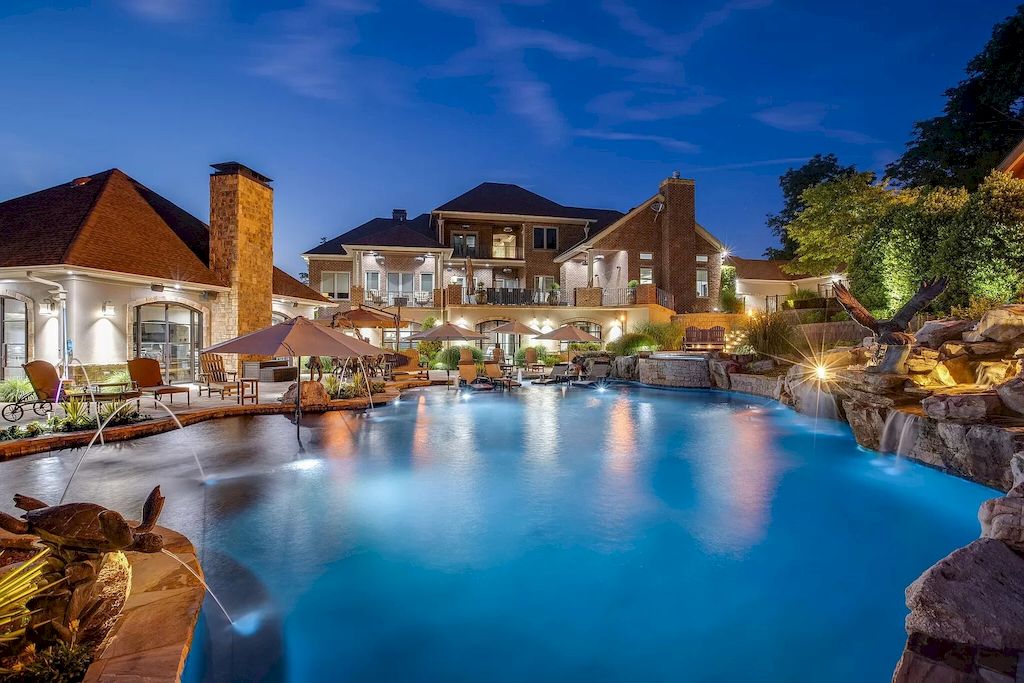 This-10000000-Stunning-Estate-in-Tennessee-Features-a-Life-of-Luxury-and-Sophisticated-High-tech-Amenities-11