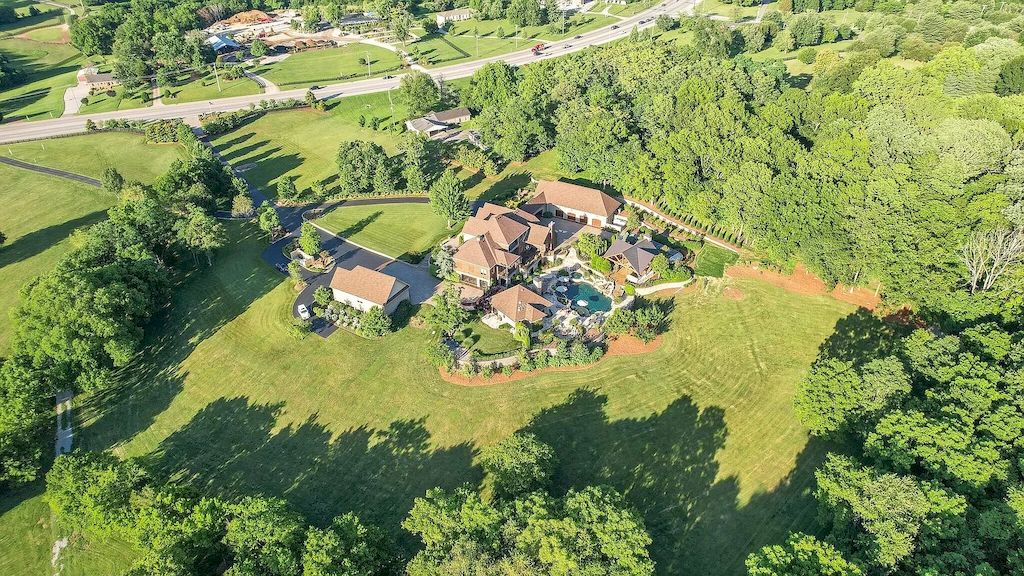 The Tennessee Home is a luxurious home now available for sale. This home located at 4113 Murfreesboro Rd, Franklin, Tennessee; offering 05 bedrooms and 09 bathrooms with 10,457 square feet of living spaces.