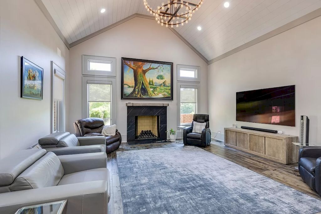 The Tennessee Home is a luxurious home now available for sale. This home located at 4113 Murfreesboro Rd, Franklin, Tennessee; offering 05 bedrooms and 09 bathrooms with 10,457 square feet of living spaces.