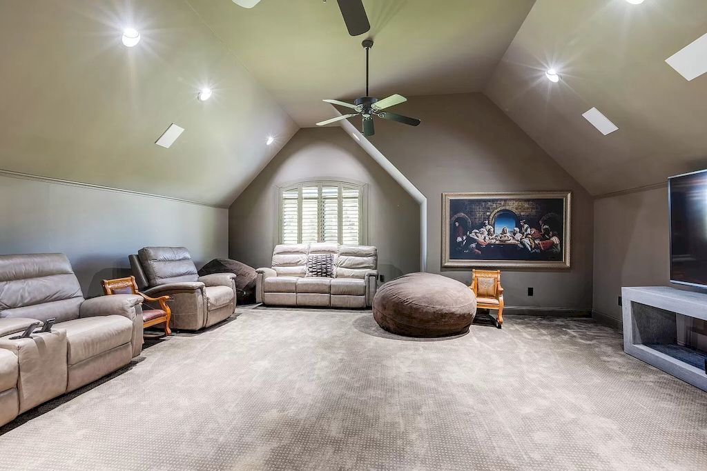 The Tennessee Home is a luxurious home now available for sale. This home located at 4113 Murfreesboro Rd, Franklin, Tennessee; offering 05 bedrooms and 09 bathrooms with 10,457 square feet of living spaces.