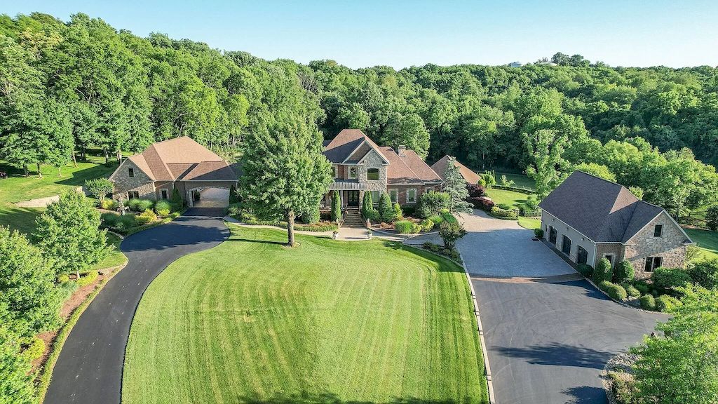 The Tennessee Home is a luxurious home now available for sale. This home located at 4113 Murfreesboro Rd, Franklin, Tennessee; offering 05 bedrooms and 09 bathrooms with 10,457 square feet of living spaces.