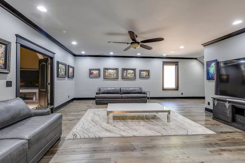 The living room is delicately designed, with basic but still modern black and white tones, and is suitable for large families. A modern leather sofa set is scattered throughout the room, leaving plenty of room for members to enjoy themselves. The walls are completely plain, with no fussy decoration, and there are gaps to increase the width.