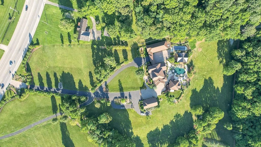 This-10000000-Stunning-Estate-in-Tennessee-Features-a-Life-of-Luxury-and-Sophisticated-High-tech-Amenities-35